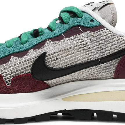 Nike Mens Sacai x VaporWaffle SP Sneakers - 'Villain Red'
