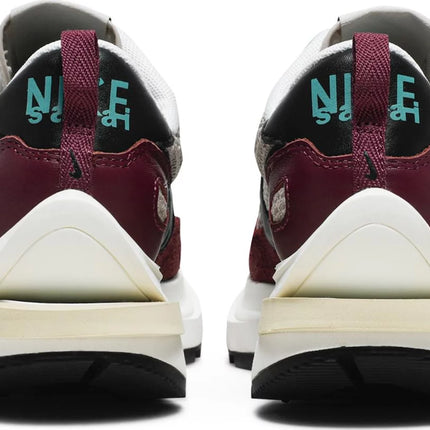 Nike Mens Sacai x VaporWaffle SP Sneakers - 'Villain Red'
