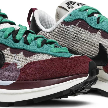 Nike Mens Sacai x VaporWaffle SP Sneakers - 'Villain Red'