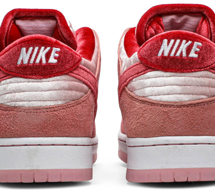 Nike Mens StrangeLove x Dunk Low SB Sneakers - 'Valentine's Day' Special Box