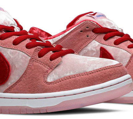 Nike Mens StrangeLove x Dunk Low SB Sneakers - 'Valentine's Day' Special Box
